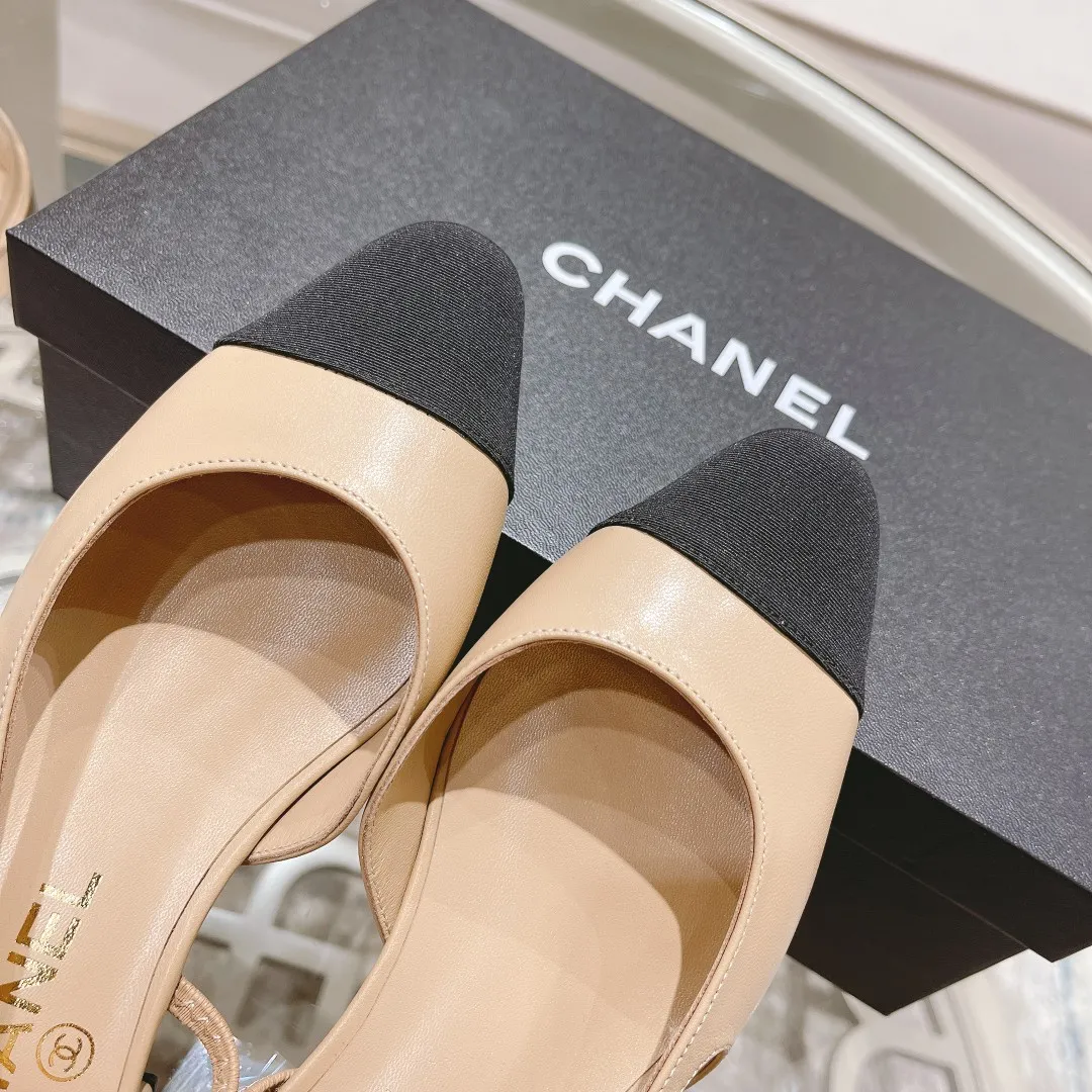 👟👟Ex-factory price 440👟👟 Chanel - Spring and summer classic color-blocked low-heeled side hollow sandals ⚠ Fashionable catwalk style❤ Mixed splicing colors, hollow toe style on the inside, 2.5cm thick heel and small logo embellishment, a fashionable interpretation! How to match the series to look good! Original customized wood-colored leather outsole, imported sheepskin surface, goatskin lining for feet... 35-40 regular sizes (41.42, 43 custom-made, non-returnable) 🎁Latest full set of packaging at the counter